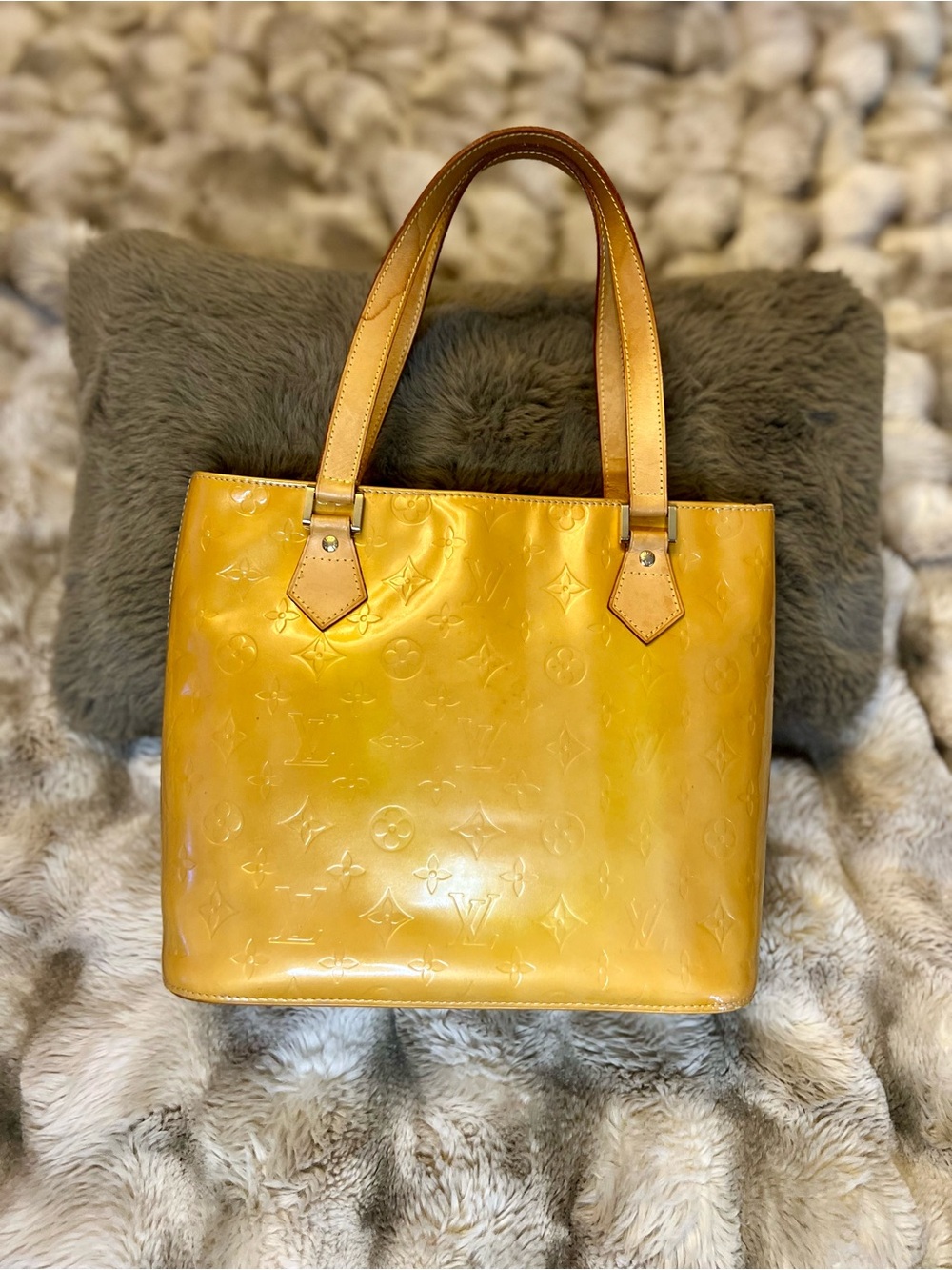LOUIS VUITTON Mango Monogram Vernis Houston Bag (Retail $1,630)